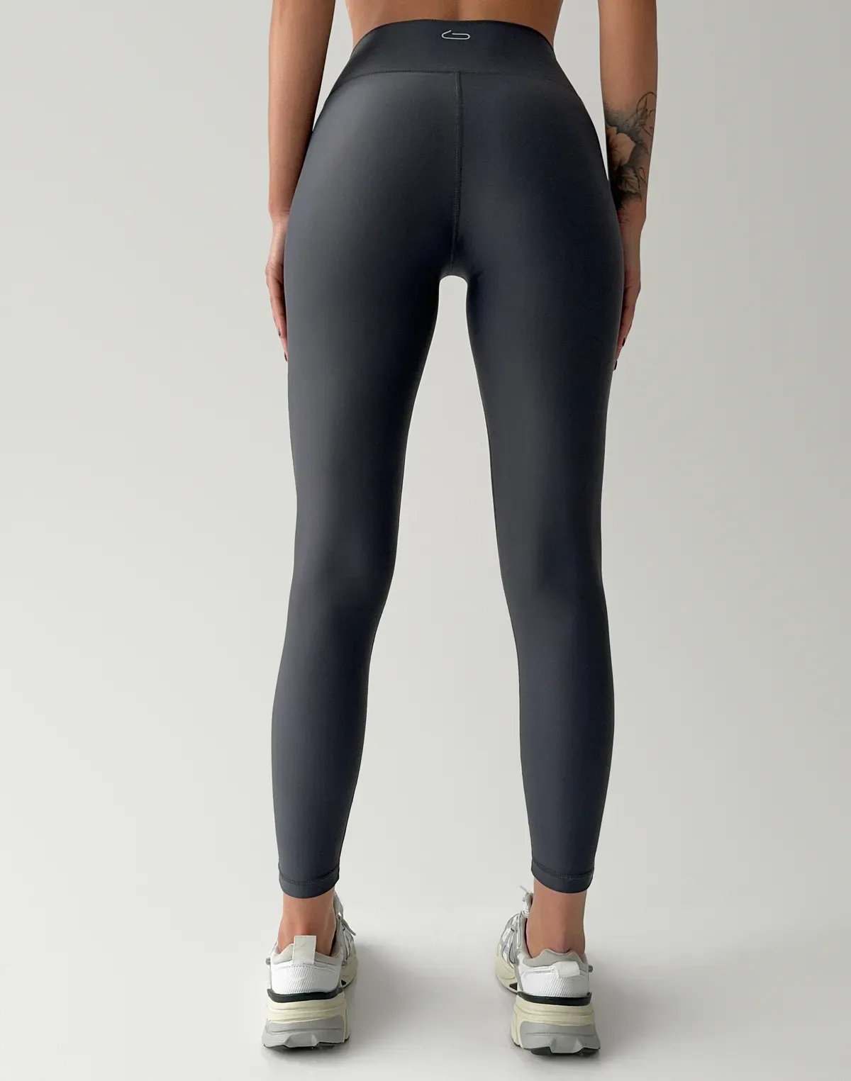 Топ спортивний з асиметричними бретелями, темно-сірий - Фото 4