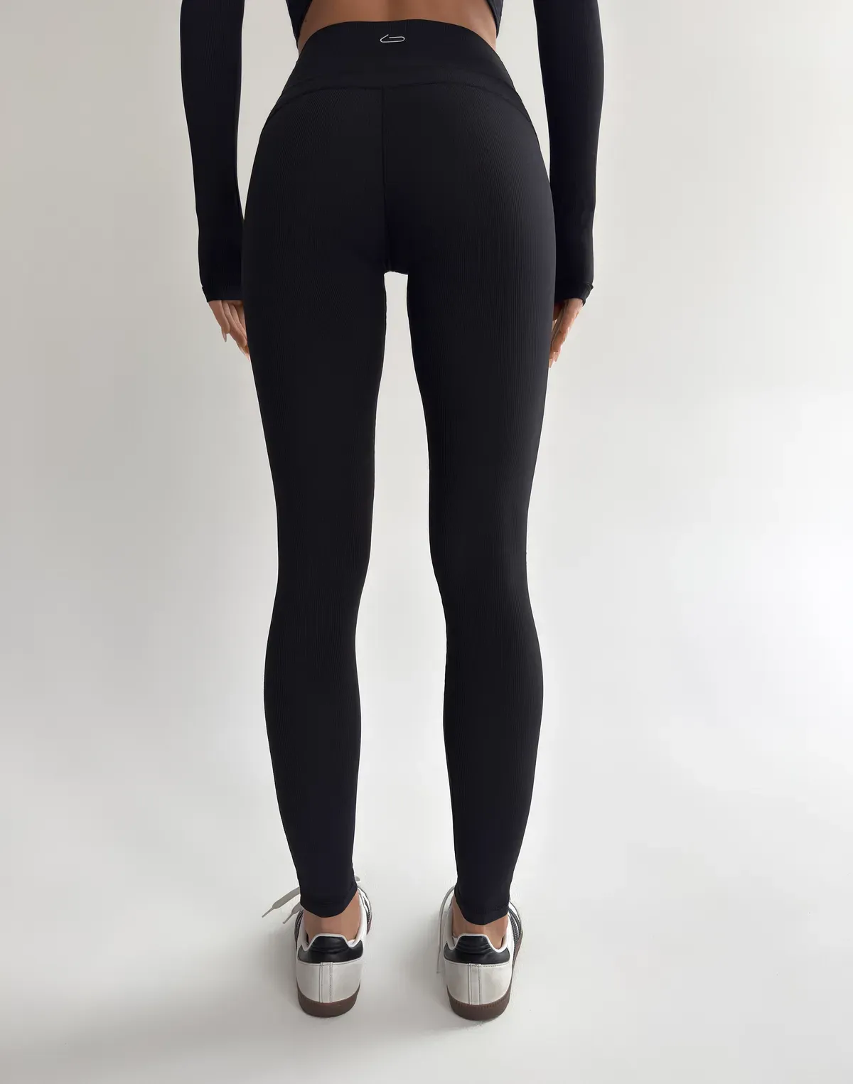  Лосини у рубчик з високою посадкою та V-образним поясом позаду, чорні - Фото 1