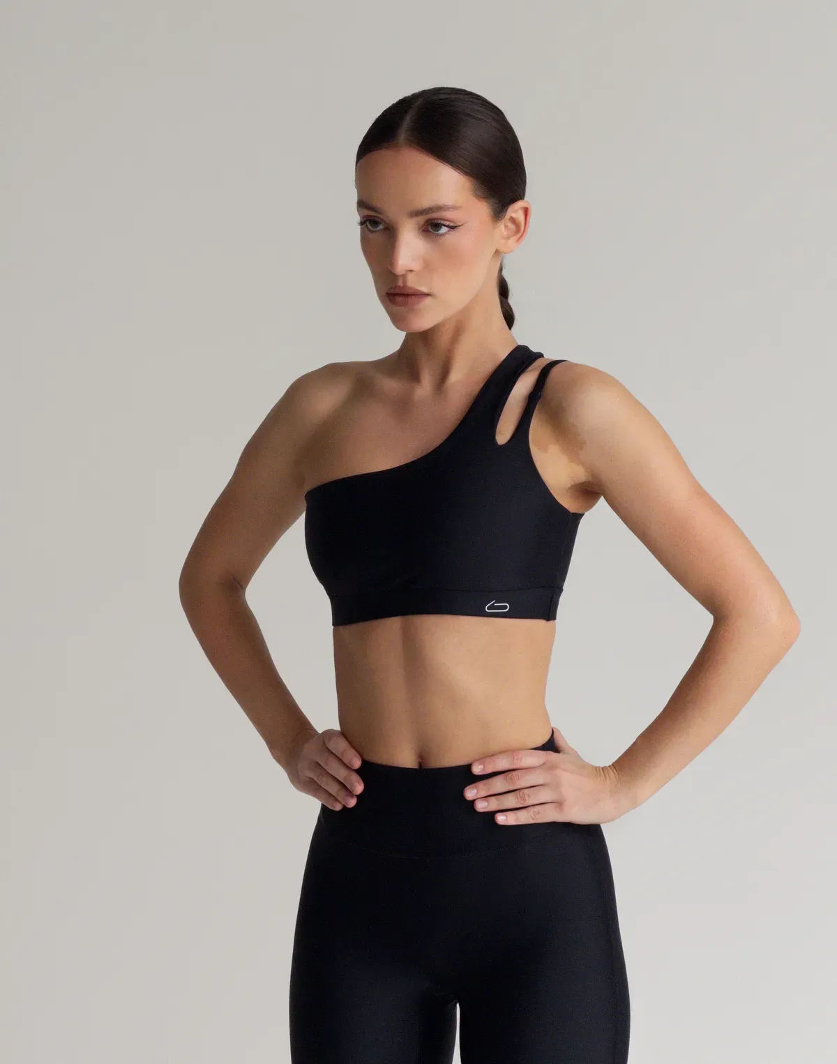  Топ спортивний з асиметричними бретелями, чорний - Фото 2